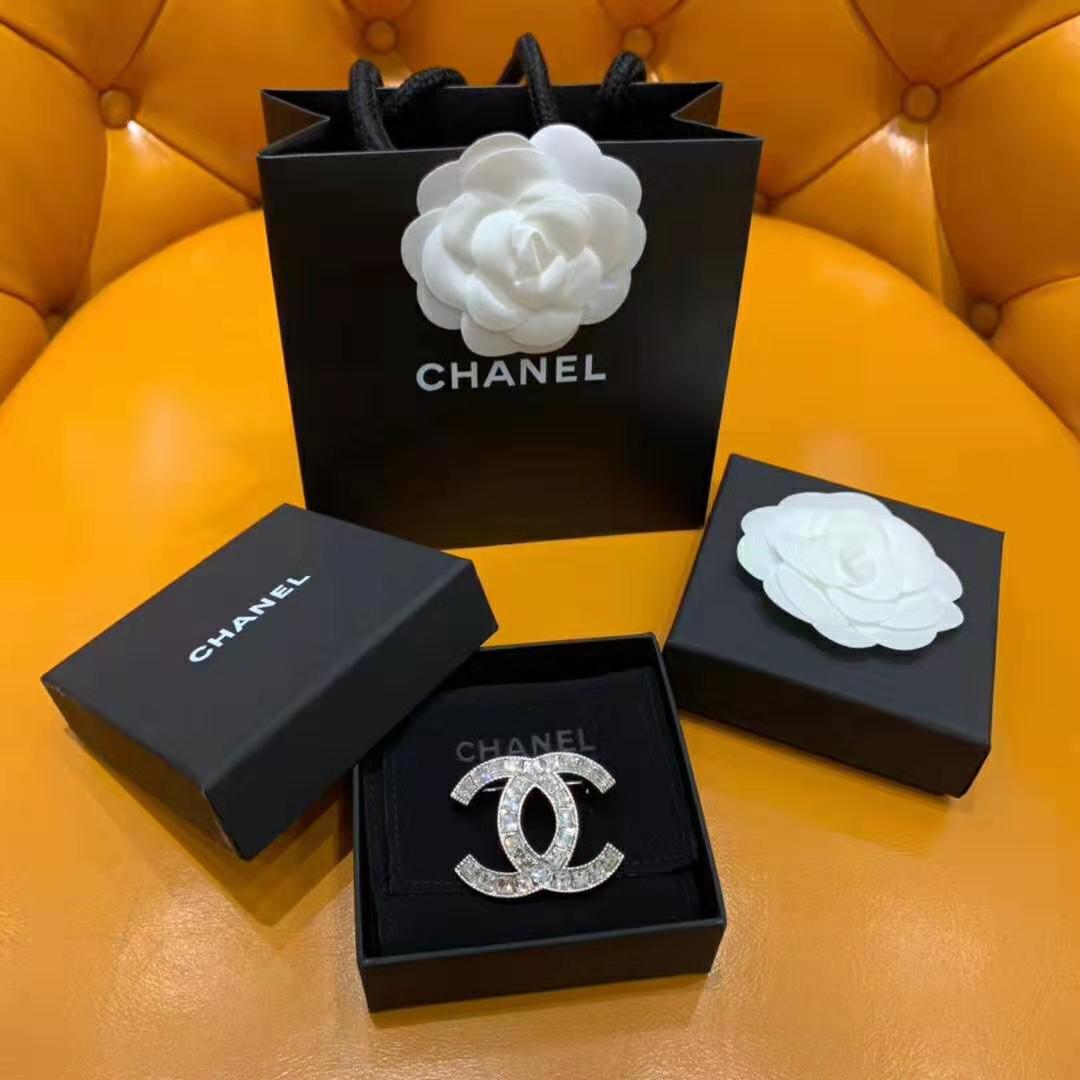 Chanel Women Brooch in Metal & Diamantés-White