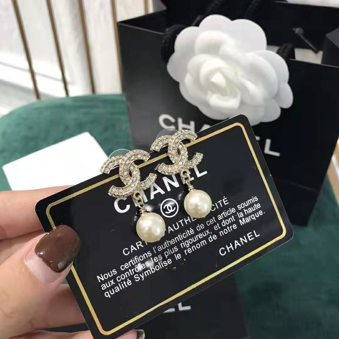 Chanel Women Earrings in Metal Glass Pearls Resin & Diamantés-White