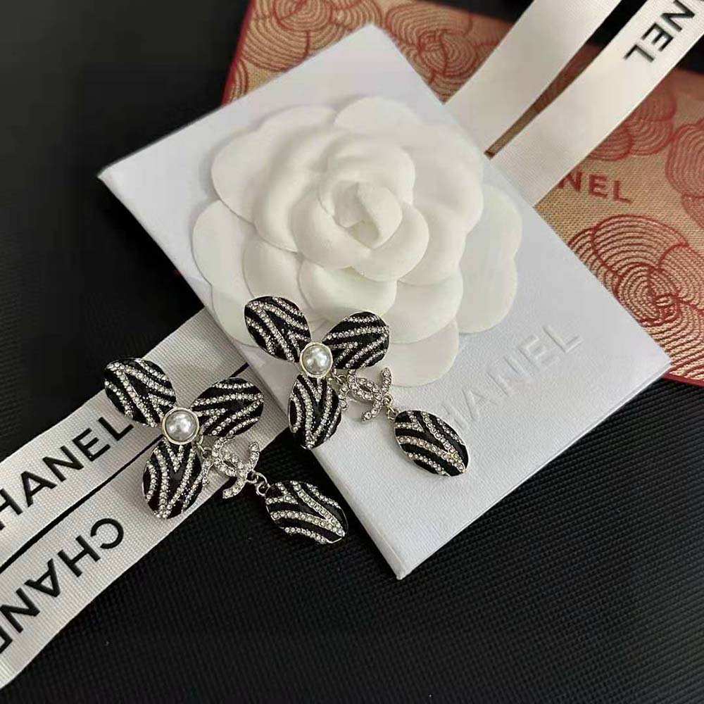 Chanel Women Clip-on Pendants in Metal Glass Pearls and Strass