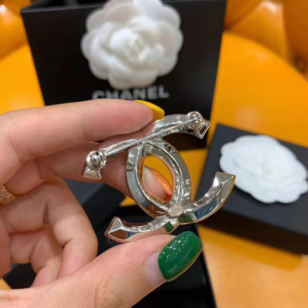 Chanel Women Brooch in Metal & Diamantés-White