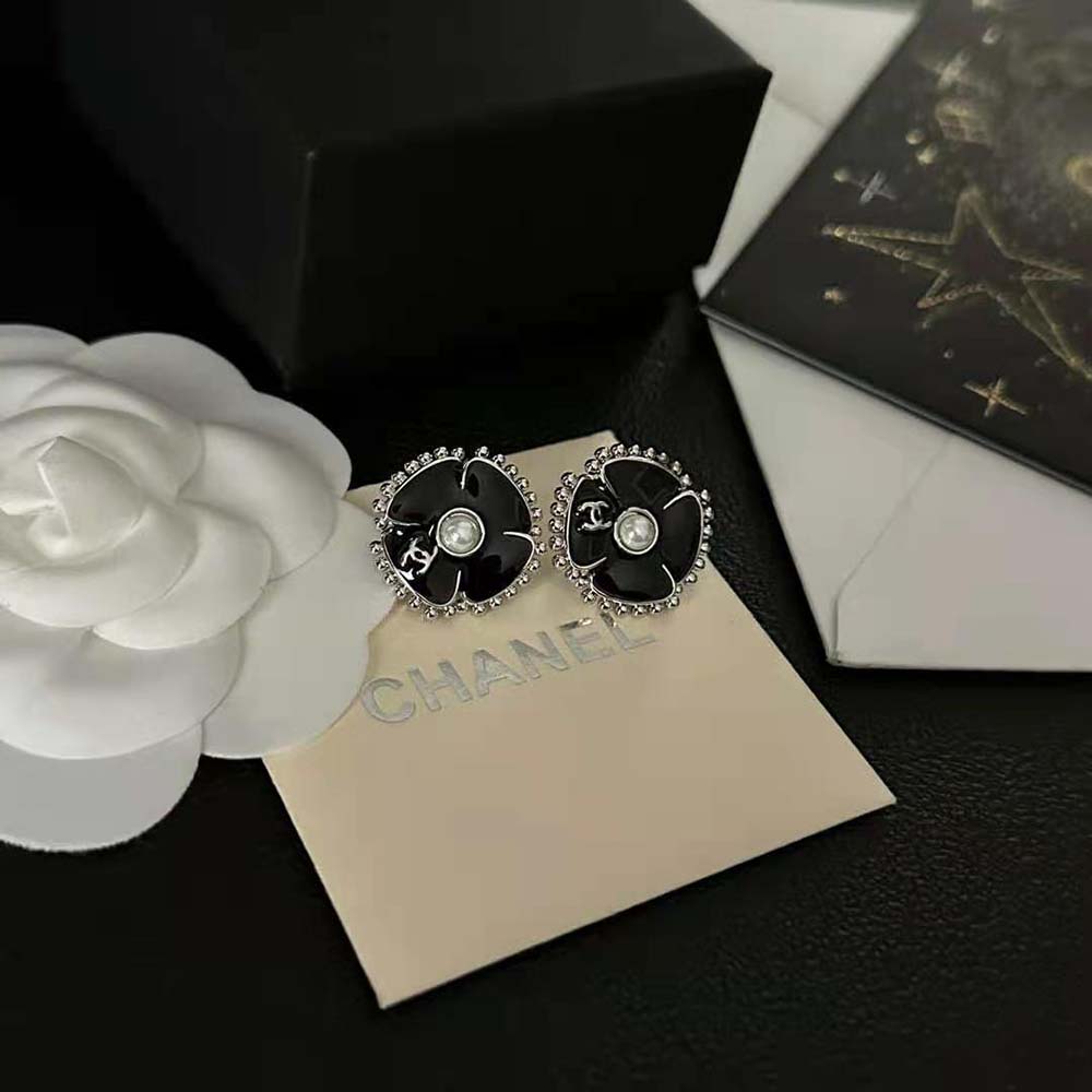 Chanel Women Clip-on Stud Earrings in Metal and Glass Pearls