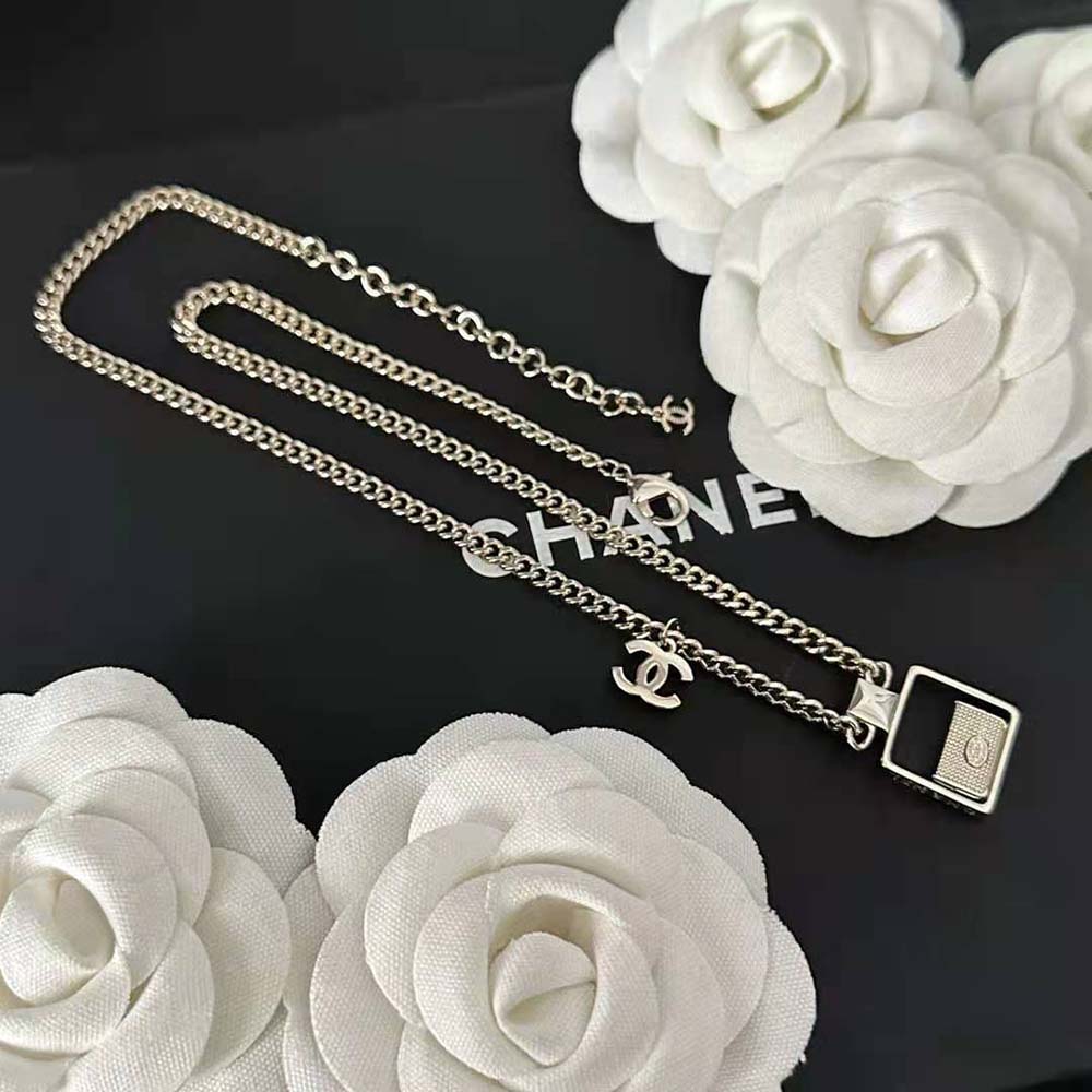 Chanel Women Pendant Necklace in Metal and Strass