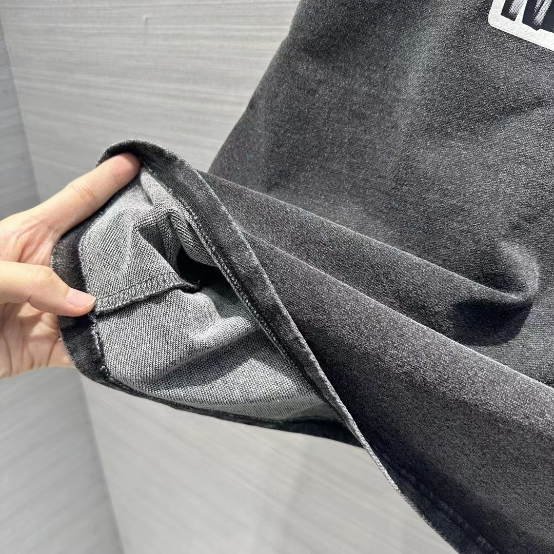 Louis Vuitton Men Graphic LV Signature T-Shirt Cotton Metal Grey Regular Fit