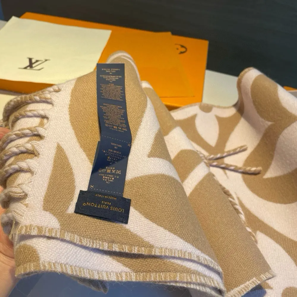 Louis Vuitton Unisex LV Medallion Scarf-Beige Pink M79213