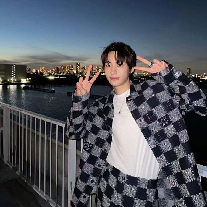 Louis Vuitton LV Men Damier Wool Overshirt Regular Fit 1AFAUN