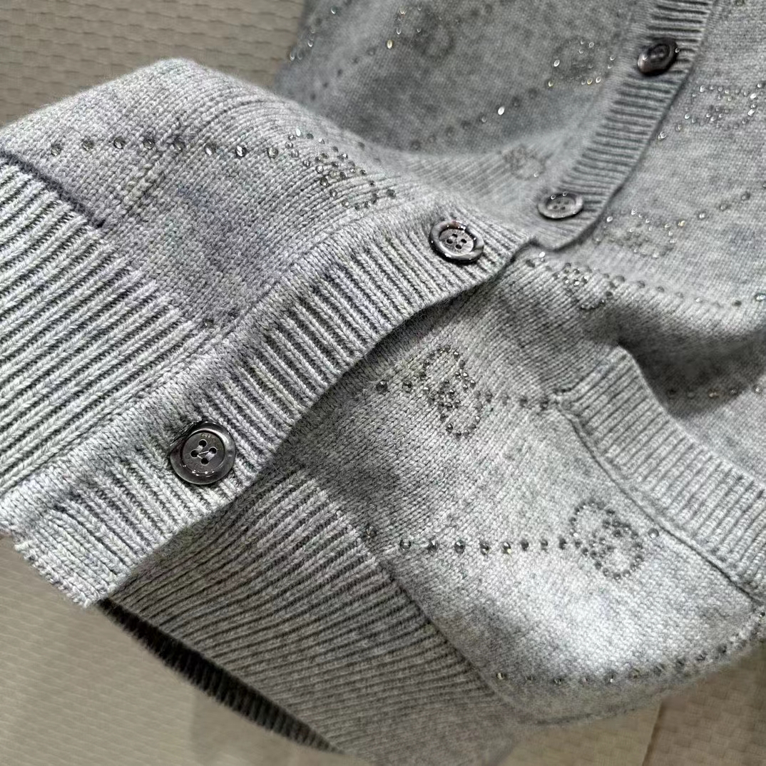 Gucci Women GG Cashmere Cardigan Interlocking G Crewneck Long Sleeves Two Front Pockets