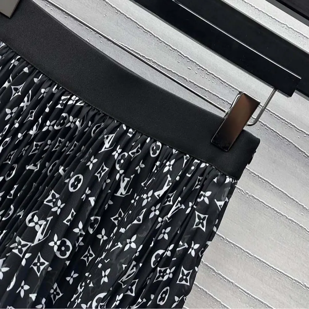 Louis Vuitton LV Women Stripe Accent Monogram Pleated Skirt 1AHEMW