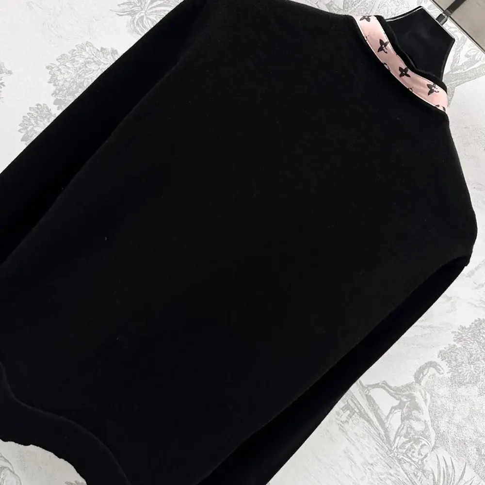 Louis Vuitton Women Monogram Front Cardigan 1AIATT