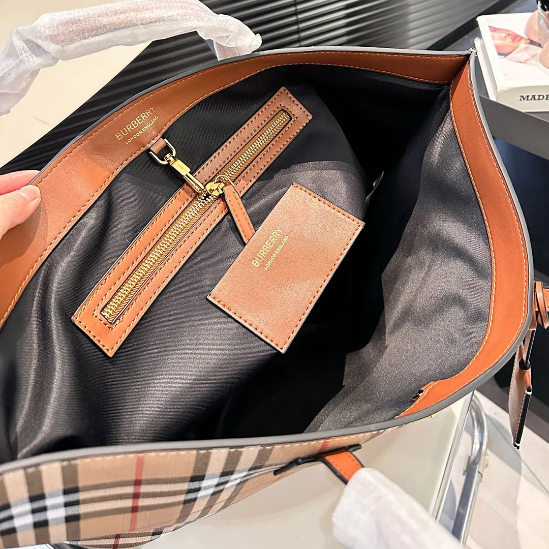 New Fashion Classic Versatile Handbag 1024042211