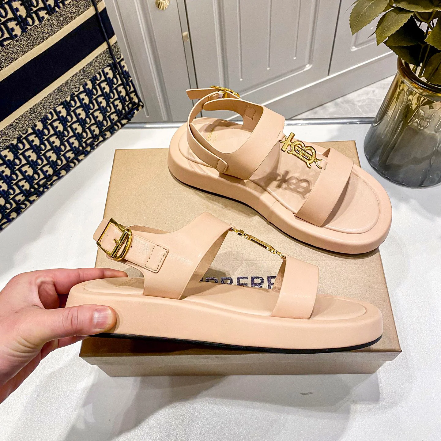 New fashion and versatile sandals 1025051312