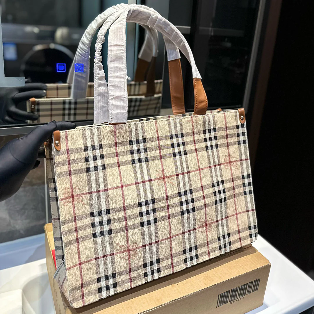 New Fashion Classic Versatile Handbag 1024042212