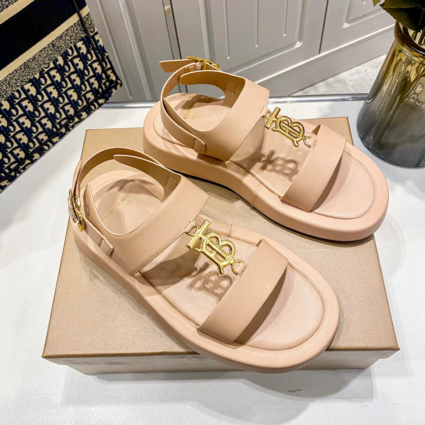 New fashion and versatile sandals 1025051312