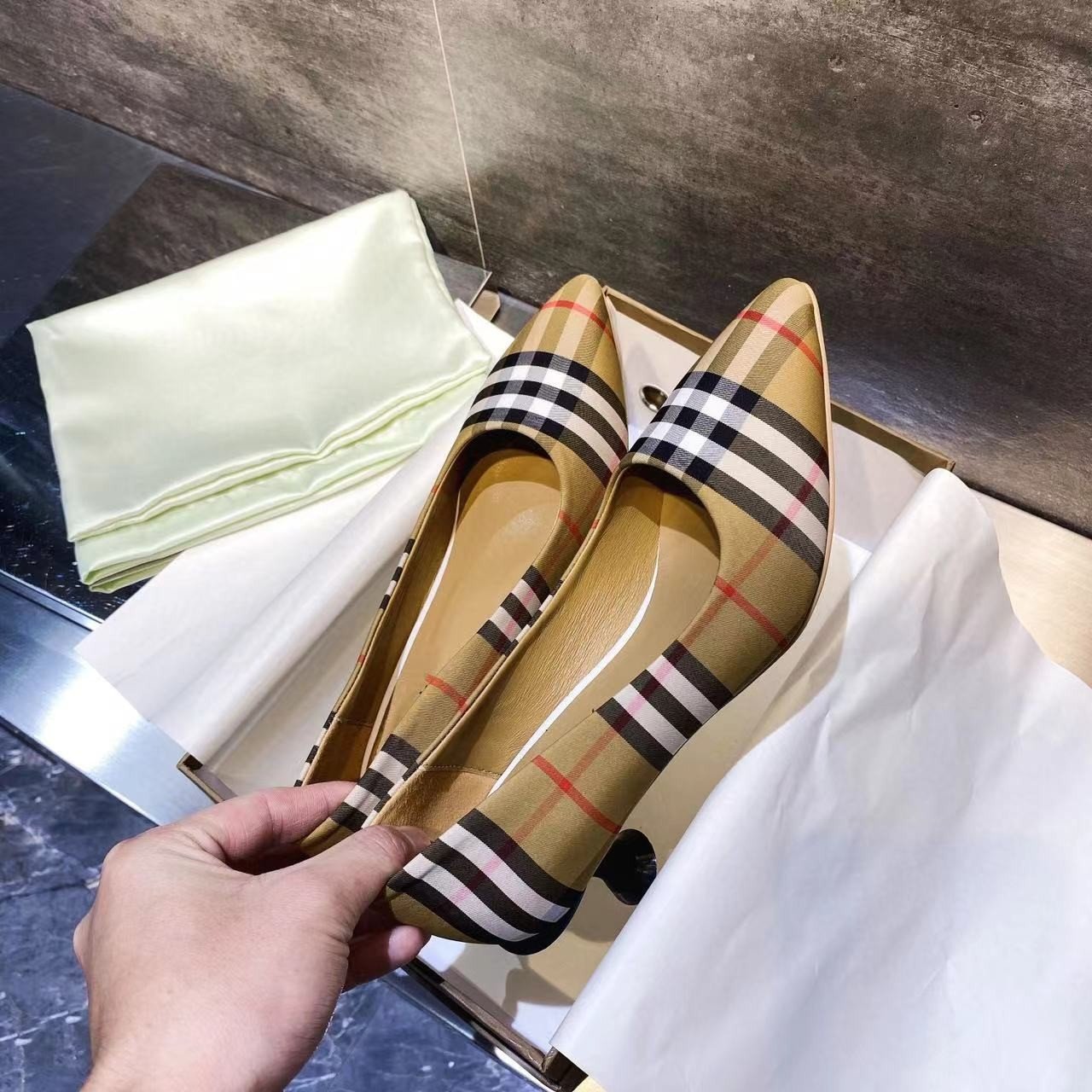 New Fashion Classic Plaid Pointed High Heels 1024010903