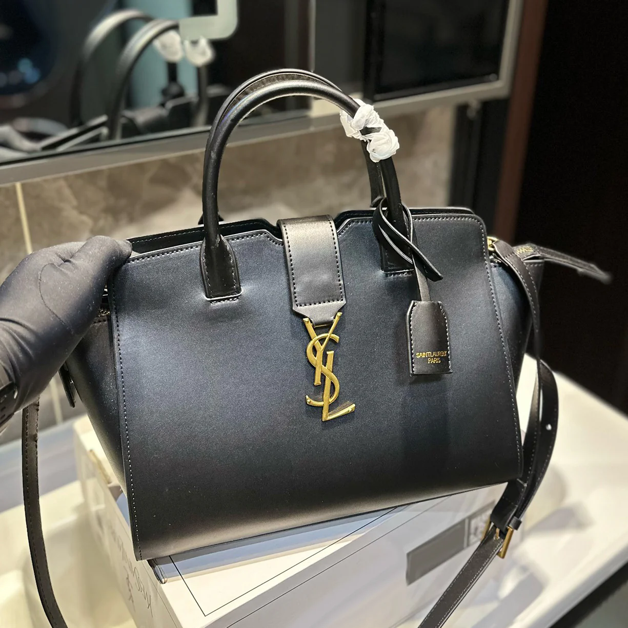 Versatile large capacity portable tote bag 1024111402