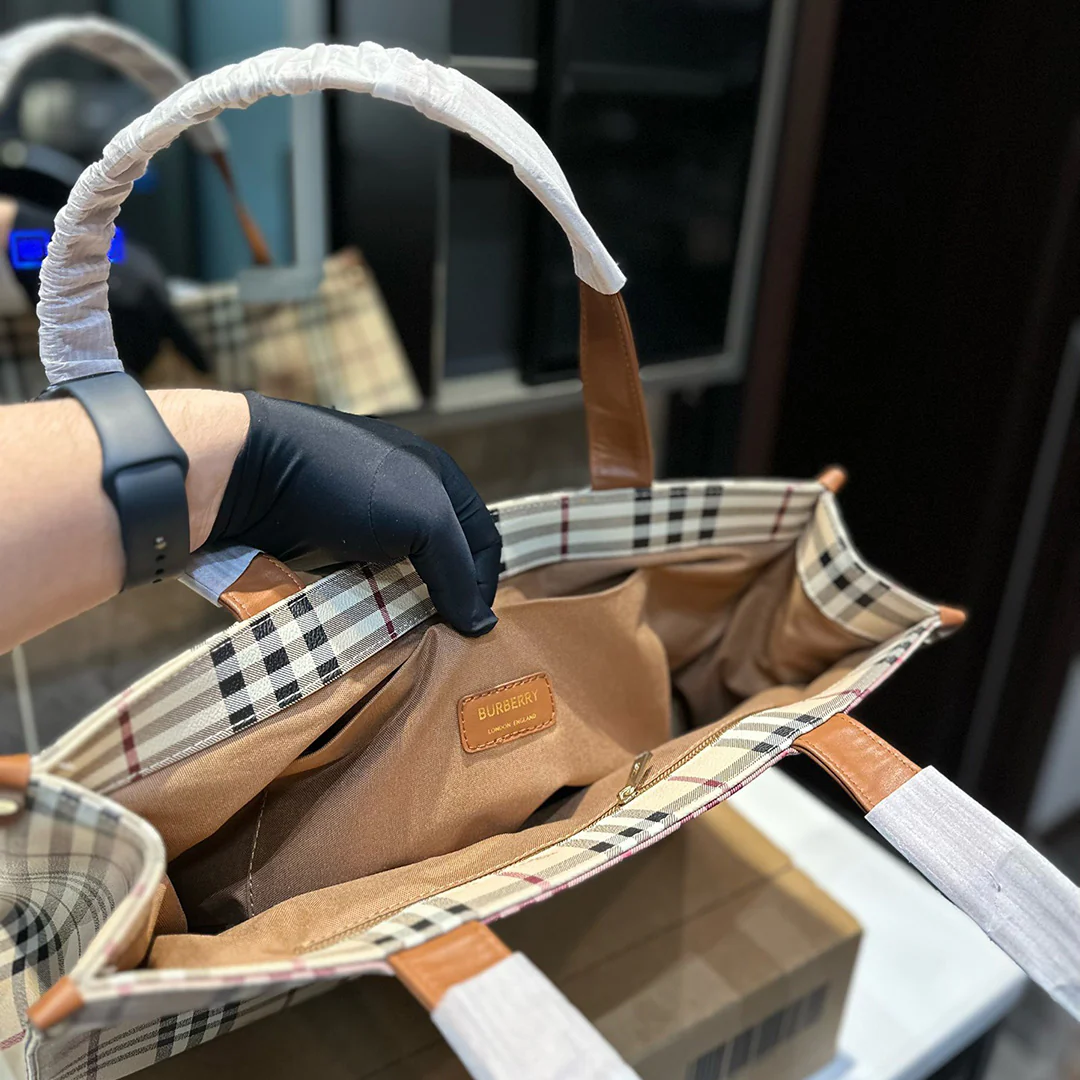 New Fashion Classic Versatile Handbag 1024042212