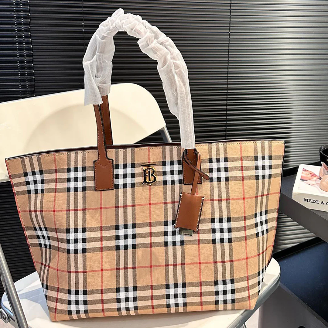 New Fashion Classic Versatile Handbag 1024042211