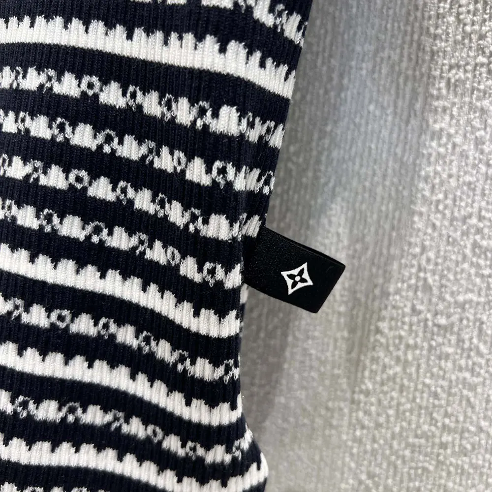 Louis Vuitton Women Scallop Stripe Knit Top 1AHJ15