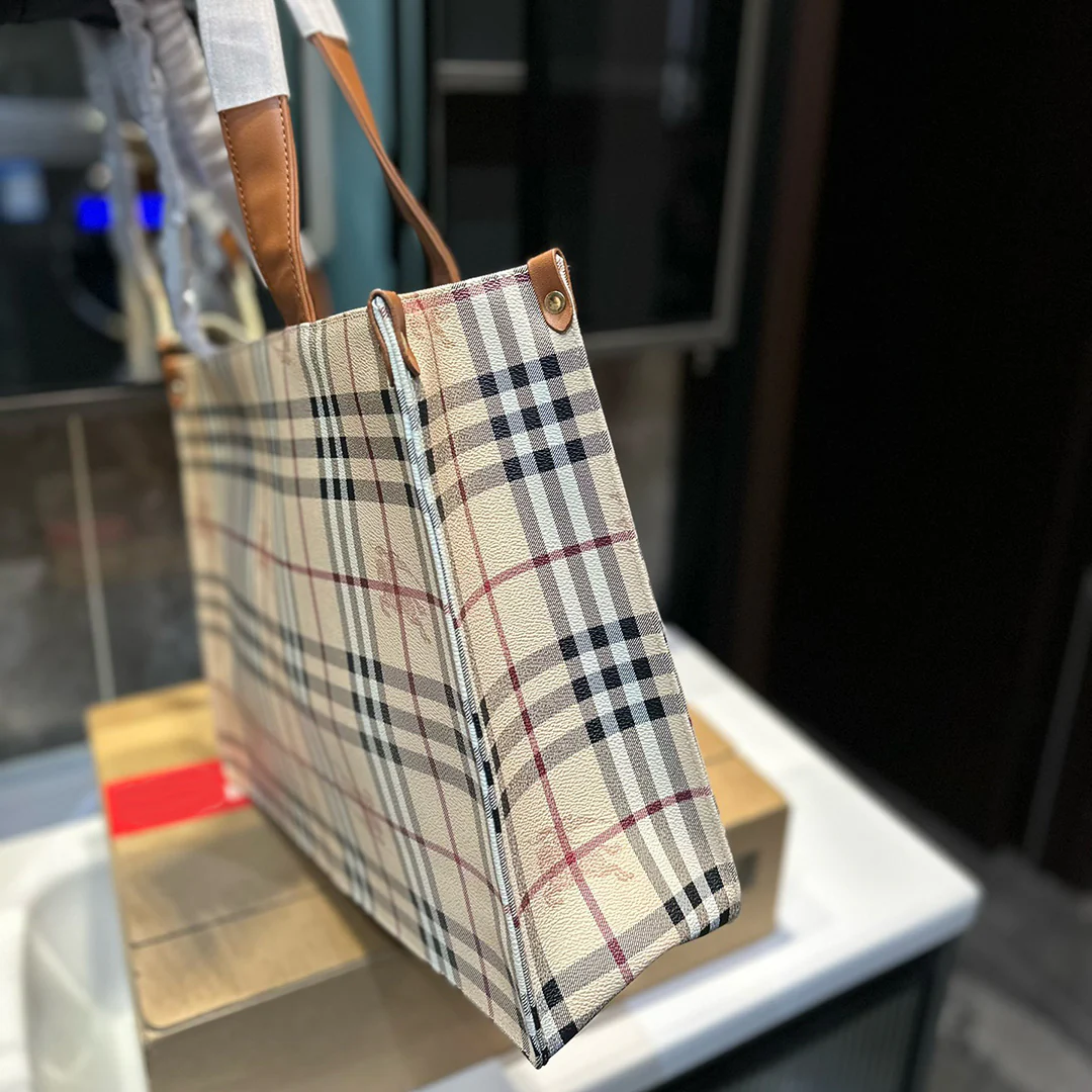 New Fashion Classic Versatile Handbag 1024042212