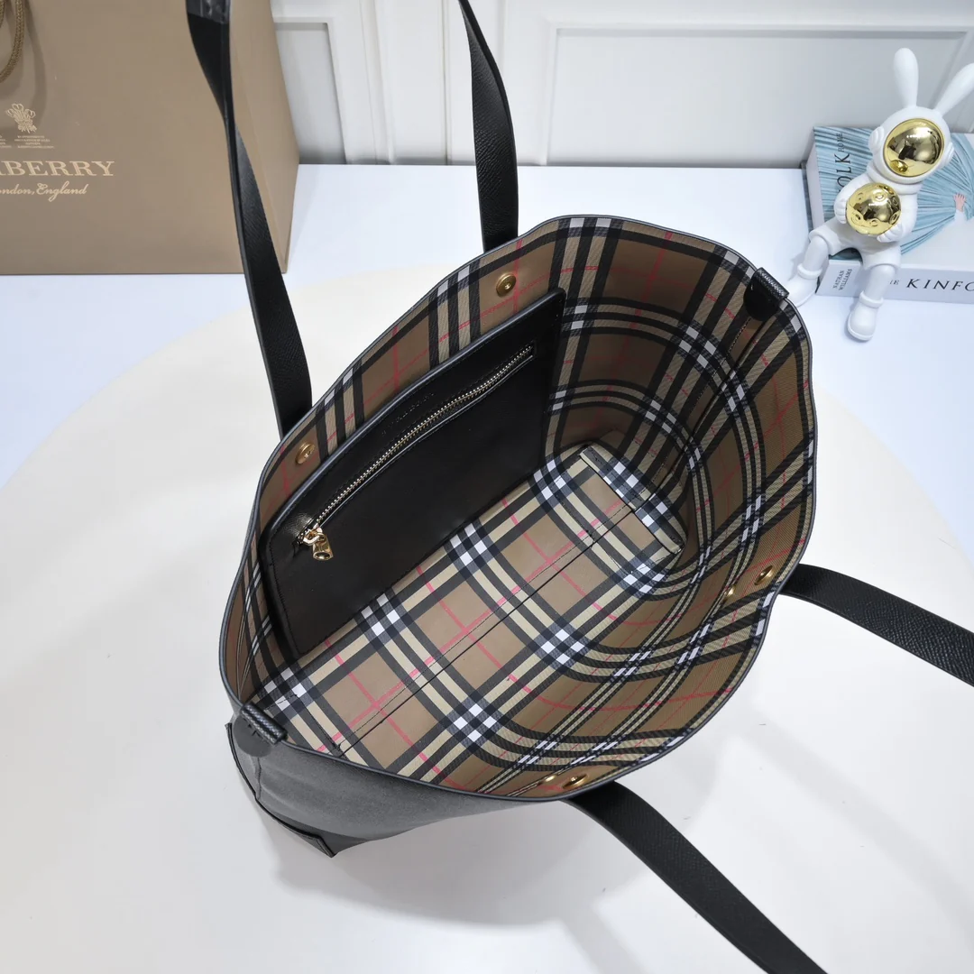 New embossed badge tote bag 1025032412