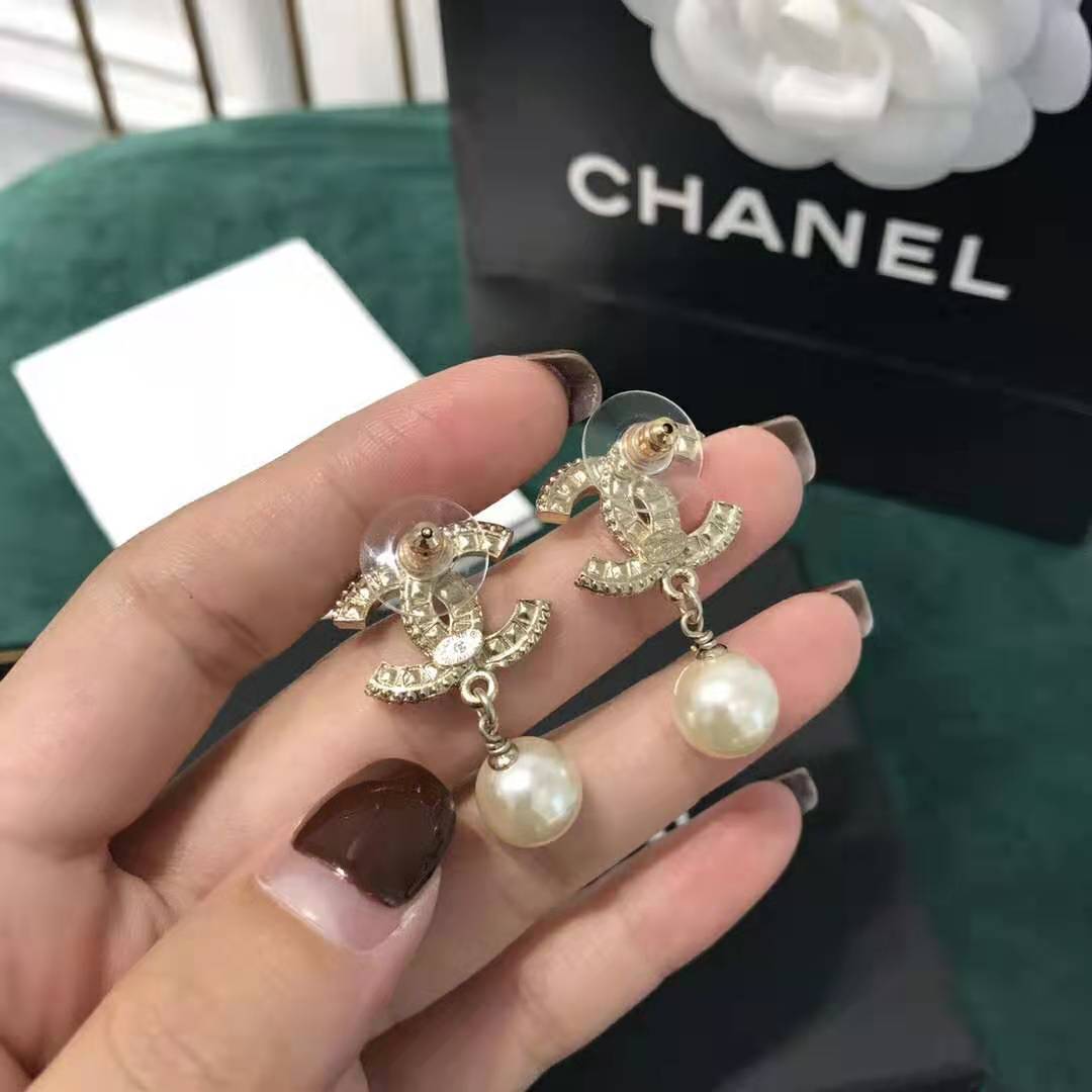 Chanel Women Earrings in Metal Glass Pearls Resin & Diamantés-White
