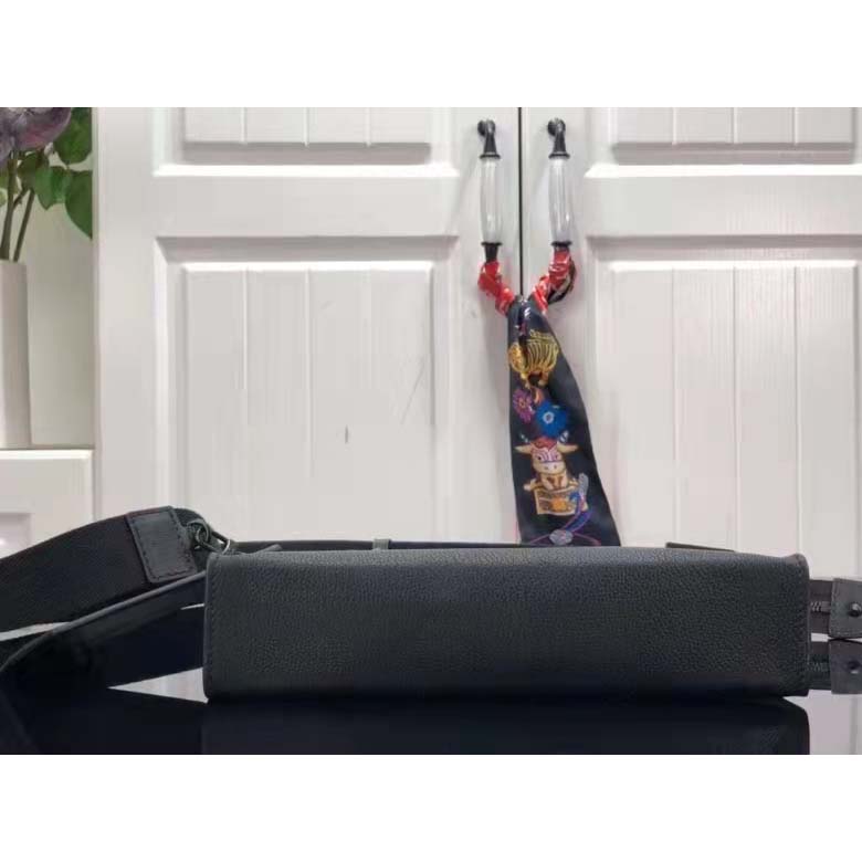 Louis Vuitton LV Unisex Messenger Voyage Black Aerogram Cowhide Leather Textile Lining