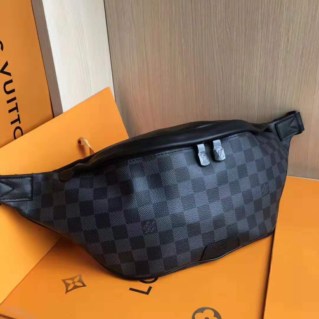 Louis Vuitton LV Men Discovery Bumbag in Damier Graphite Canvas-Grey