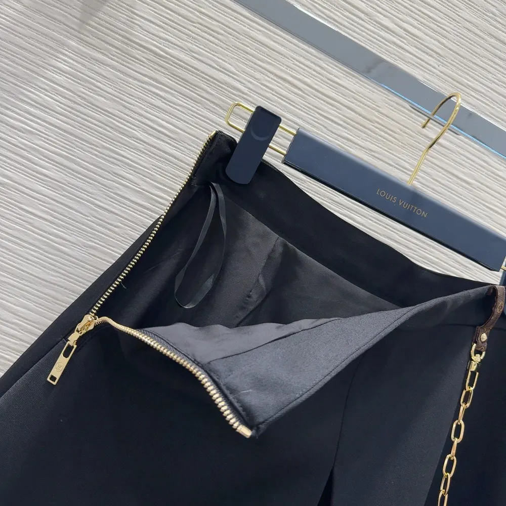 Louis Vuitton Women Chain Detail A-Line Mini Skirt 1AHUQ3