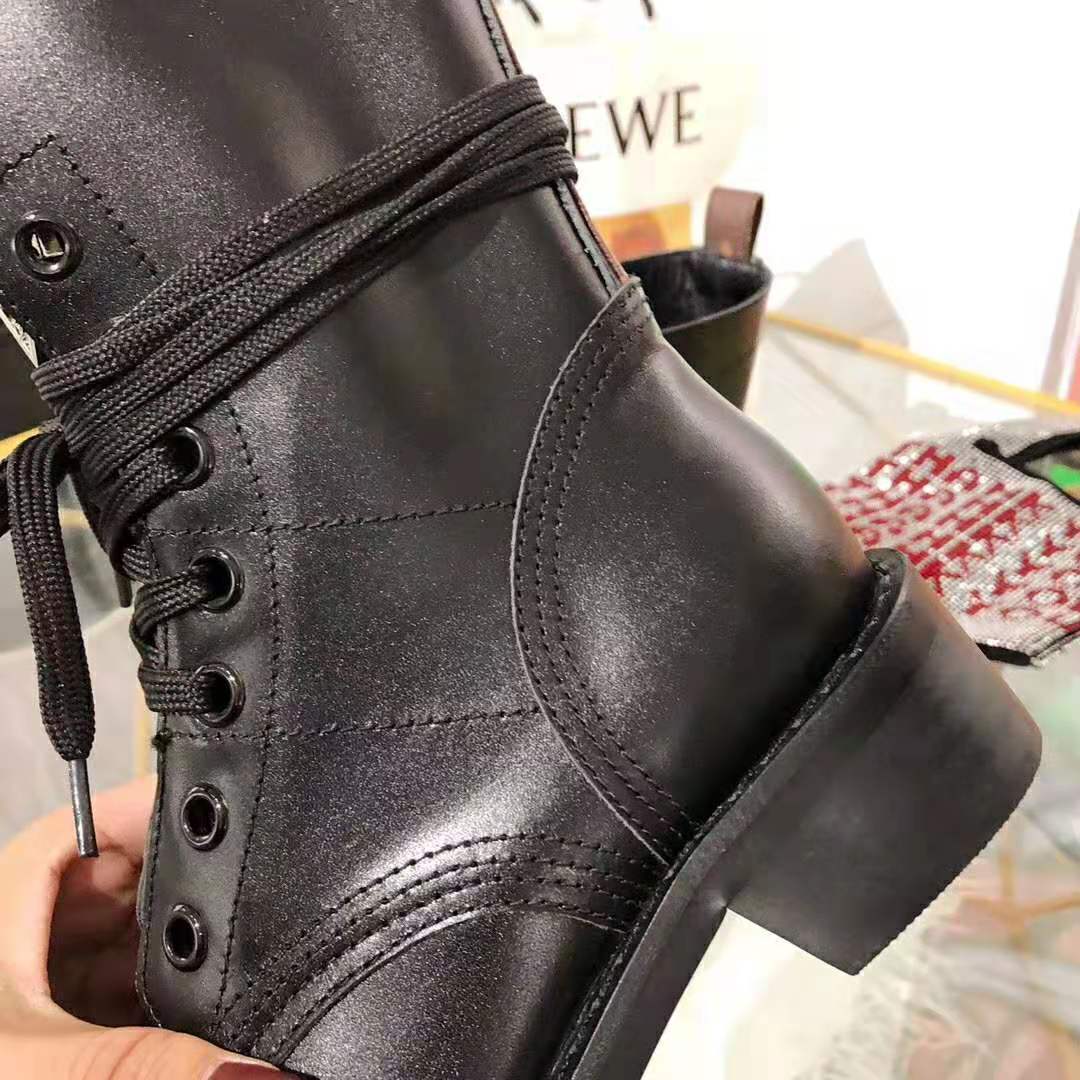 Louis Vuitton LV Women LV Metropolis Ranger in Calf Leather with A Soft Tongue-Black