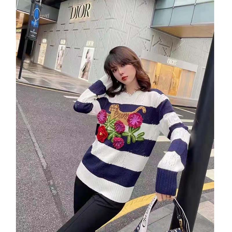 Gucci GG Women Gucci Tiger Wool Sweater Embroidery Tiger Flower Crewneck