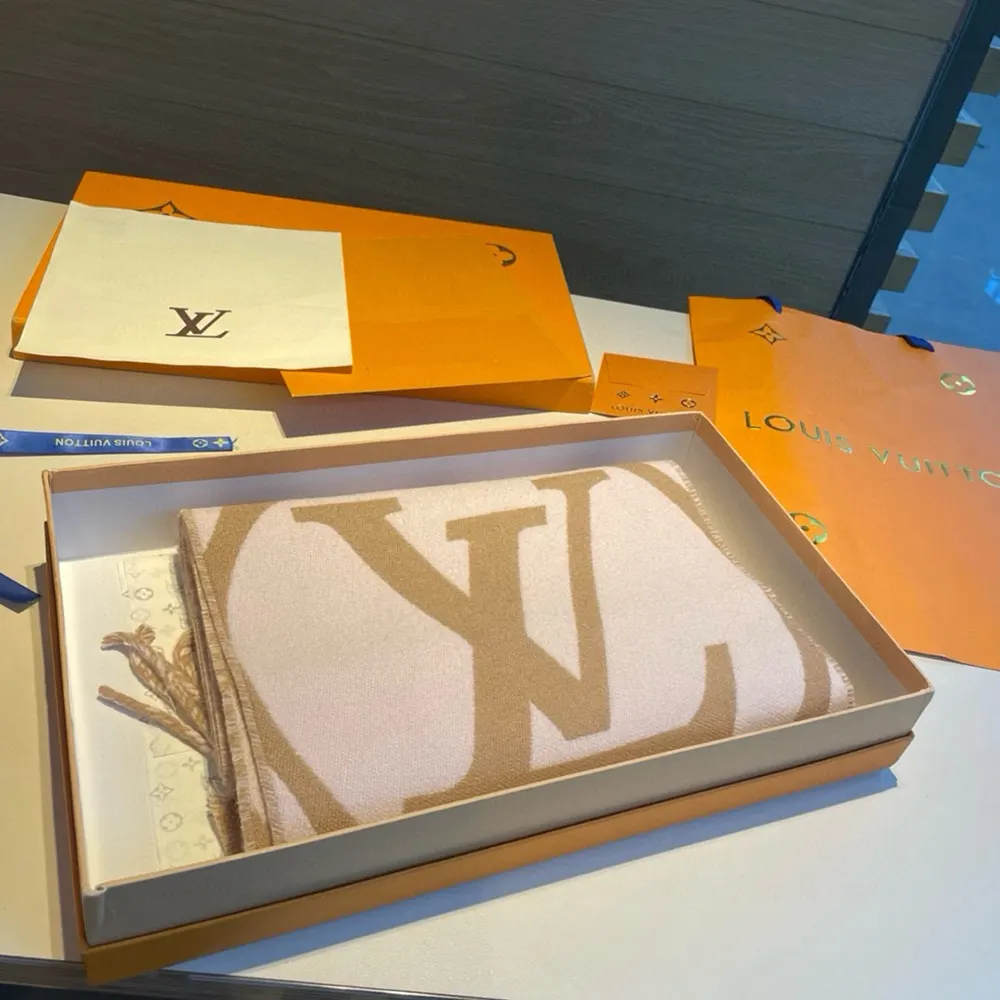 Louis Vuitton Unisex LV Medallion Scarf-Beige Pink M79213