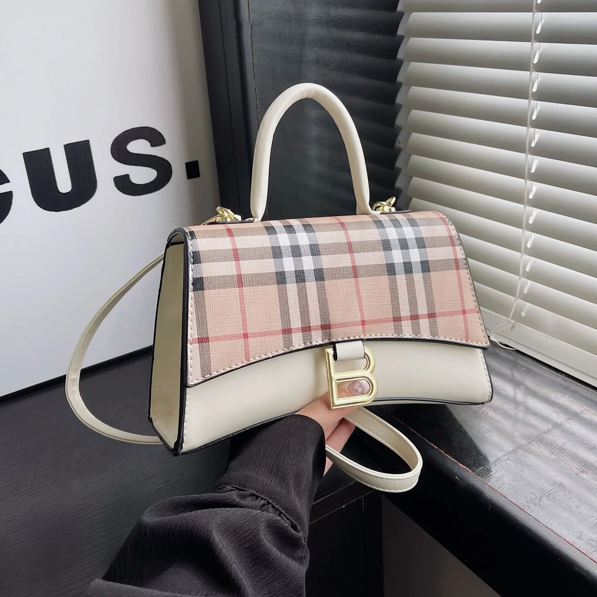 Retro Small Square Bag New High-end Sense Shoulder Bag 1024041615