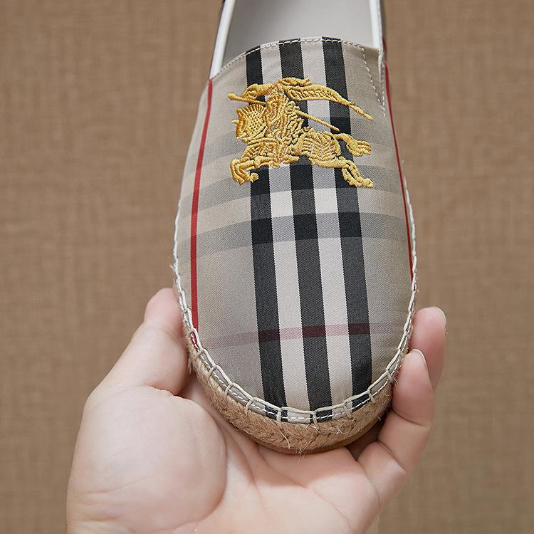 Trendy and versatile slip-on loafers 1024022103