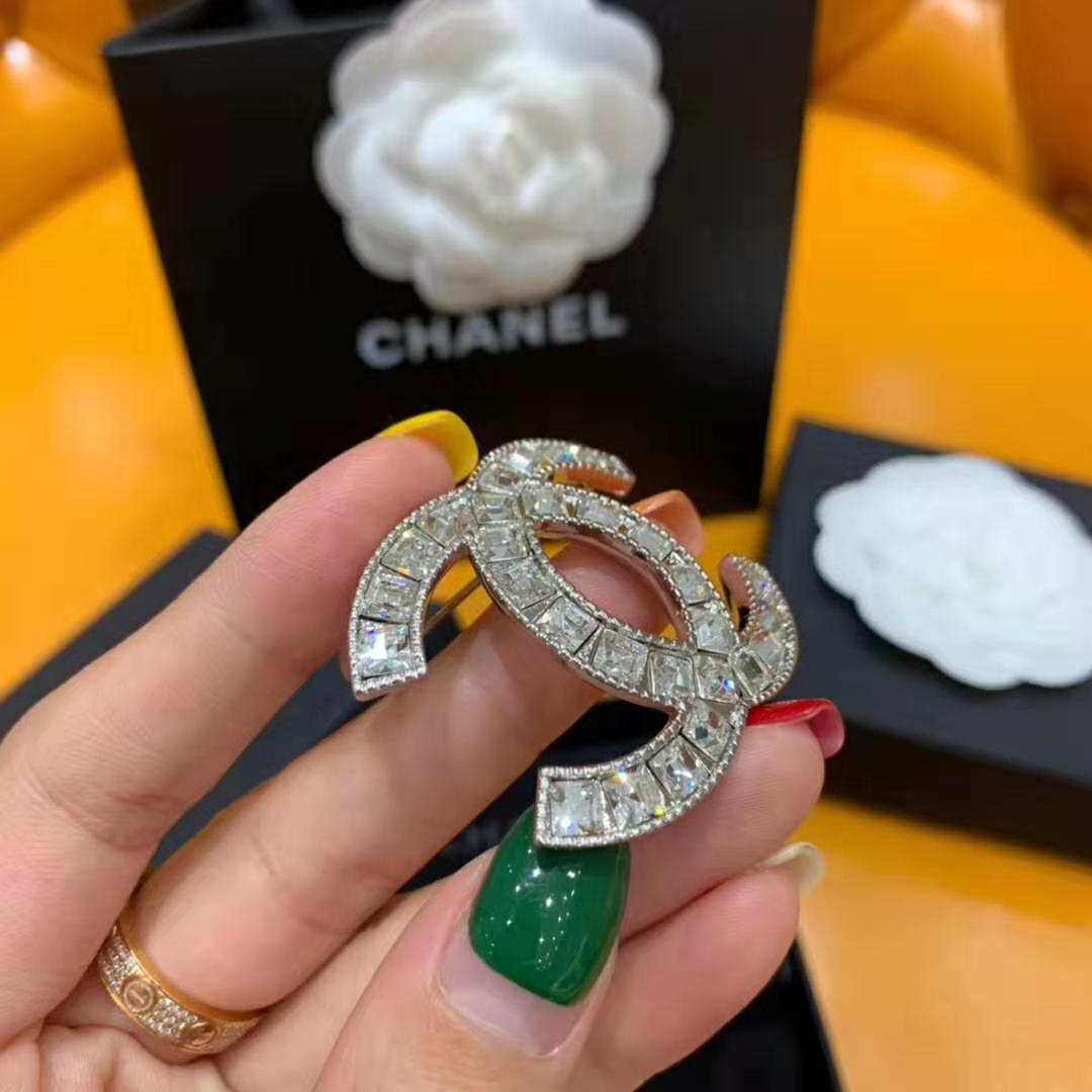 Chanel Women Brooch in Metal & Diamantés-White