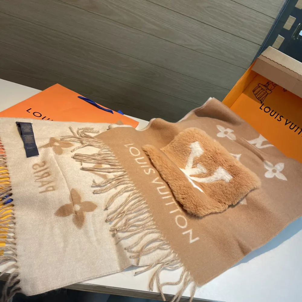 Louis Vuitton Unisex Cold Reykjavik Scarf-Beige M74354