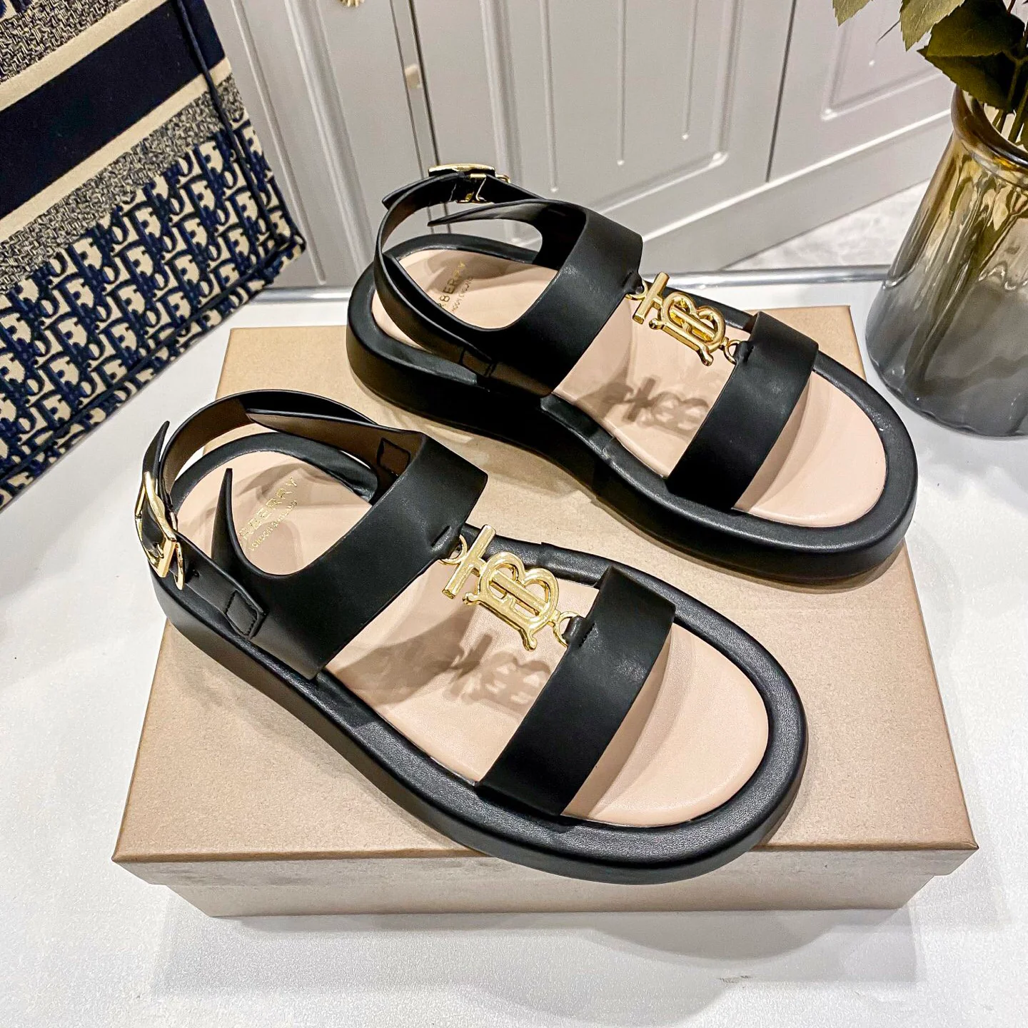 New fashion and versatile sandals 1025051312