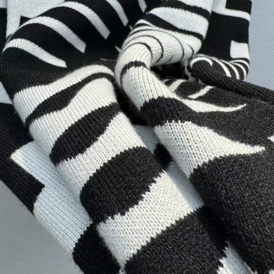 Louis Vuitton Women LV SKI Wool Pullover Regular Fit Fir Tree Jacquard Signature All Over