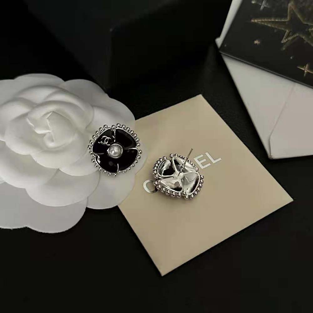 Chanel Women Clip-on Stud Earrings in Metal and Glass Pearls