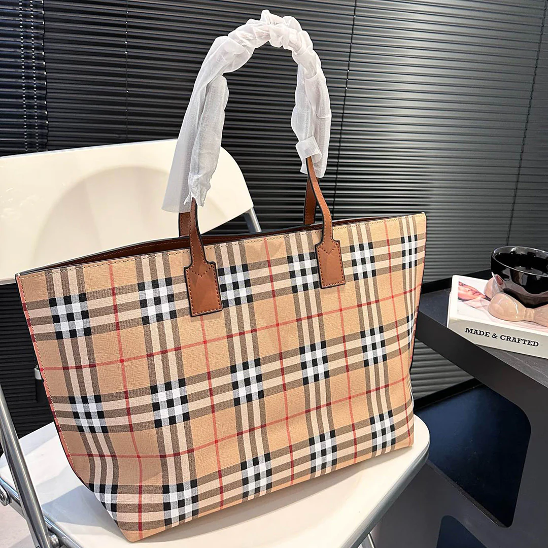 New Fashion Classic Versatile Handbag 1024042211