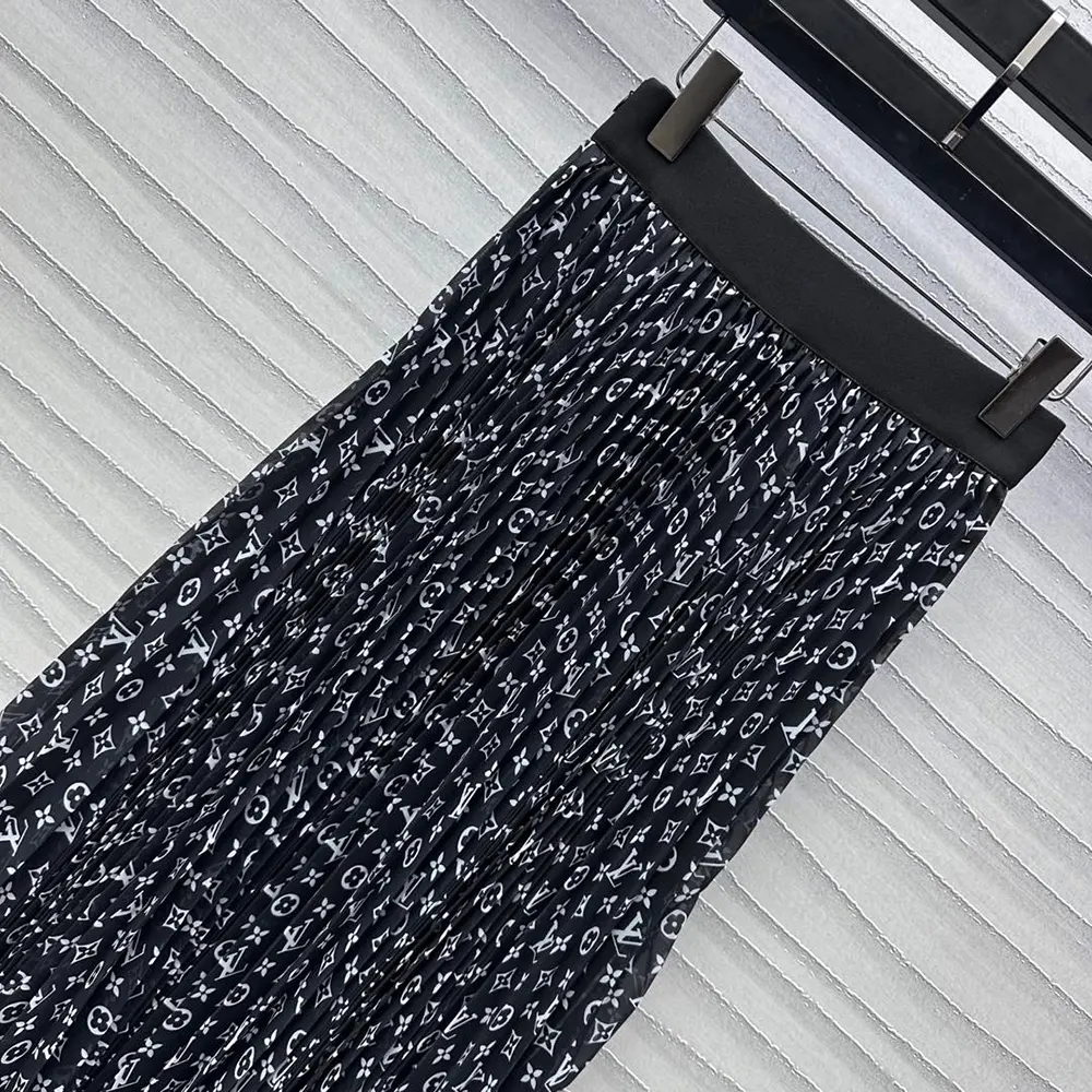 Louis Vuitton LV Women Stripe Accent Monogram Pleated Skirt 1AHEMW