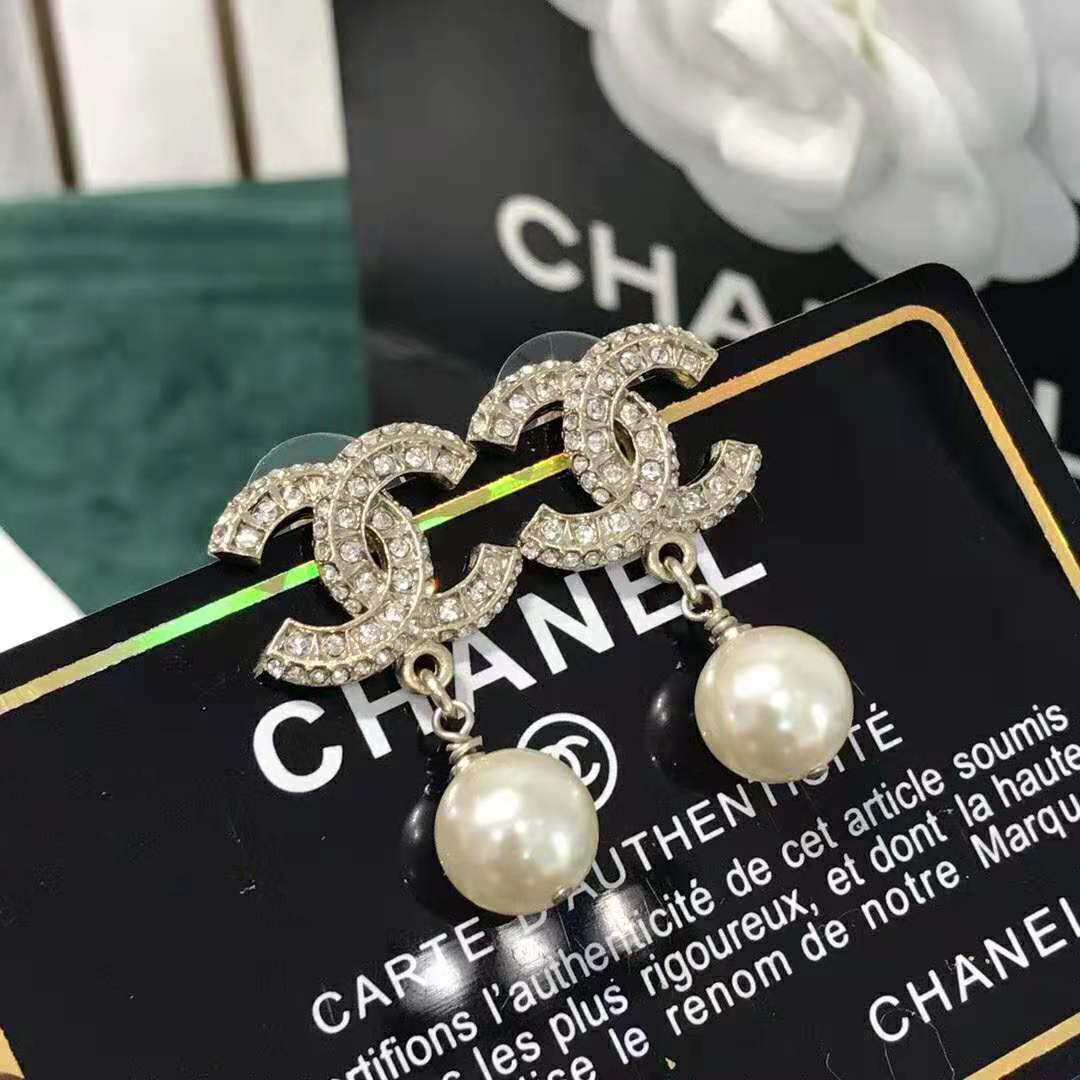 Chanel Women Earrings in Metal Glass Pearls Resin & Diamantés-White