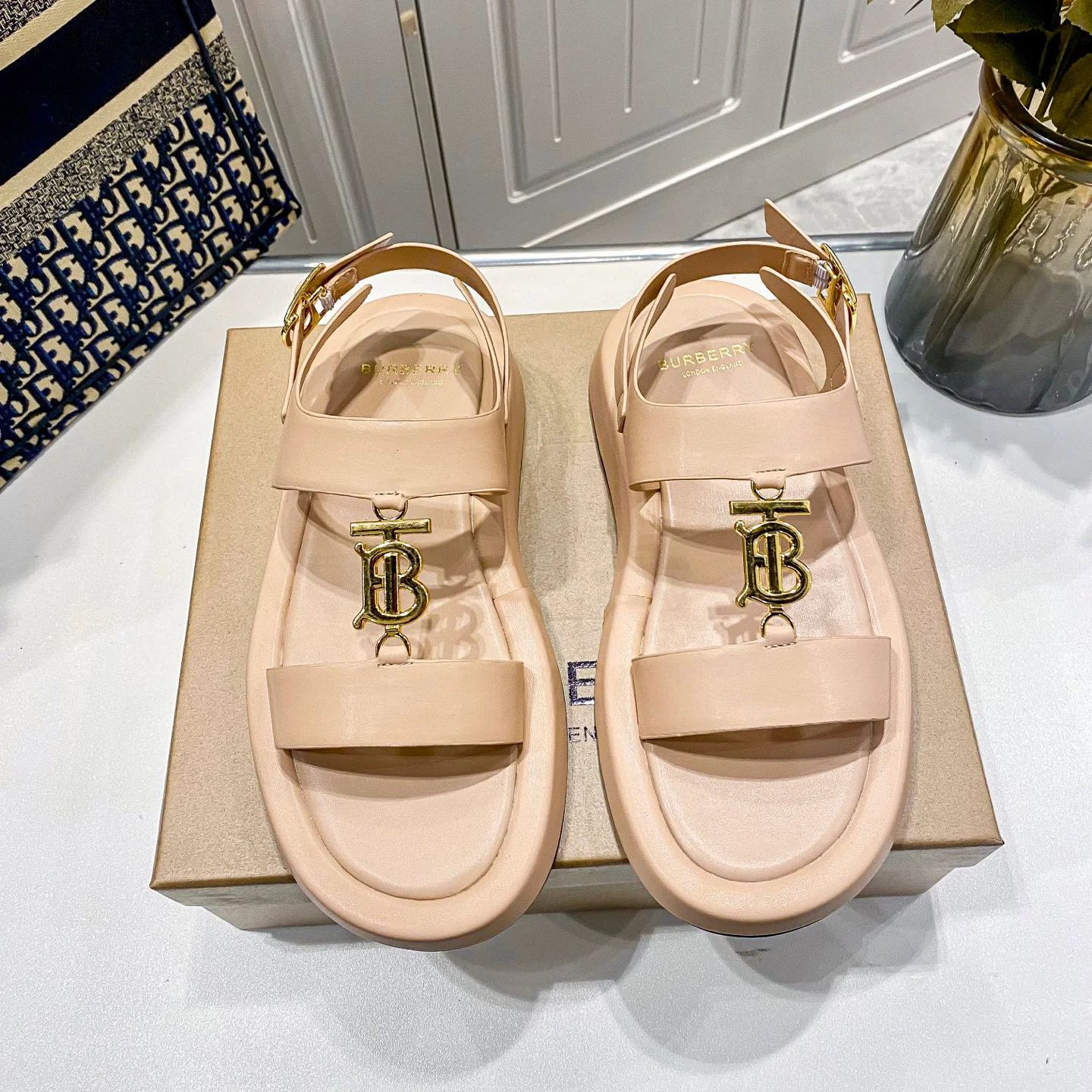 New fashion and versatile sandals 1025051312