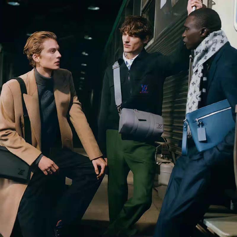 Louis Vuitton LV Unisex Messenger Voyage Black Aerogram Cowhide Leather Textile Lining