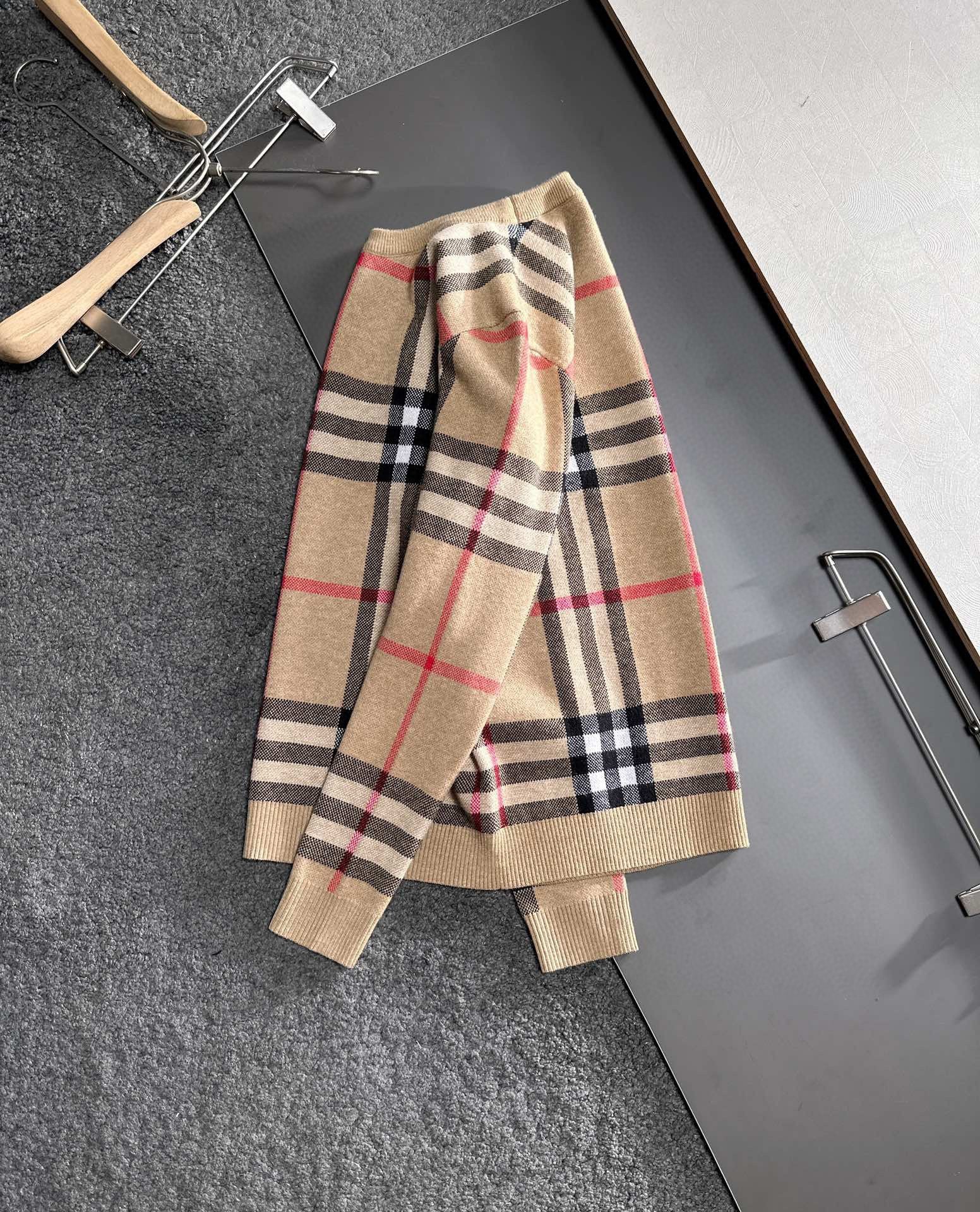 New Fashion Classic Checkered Knitted Sweater 1023121805