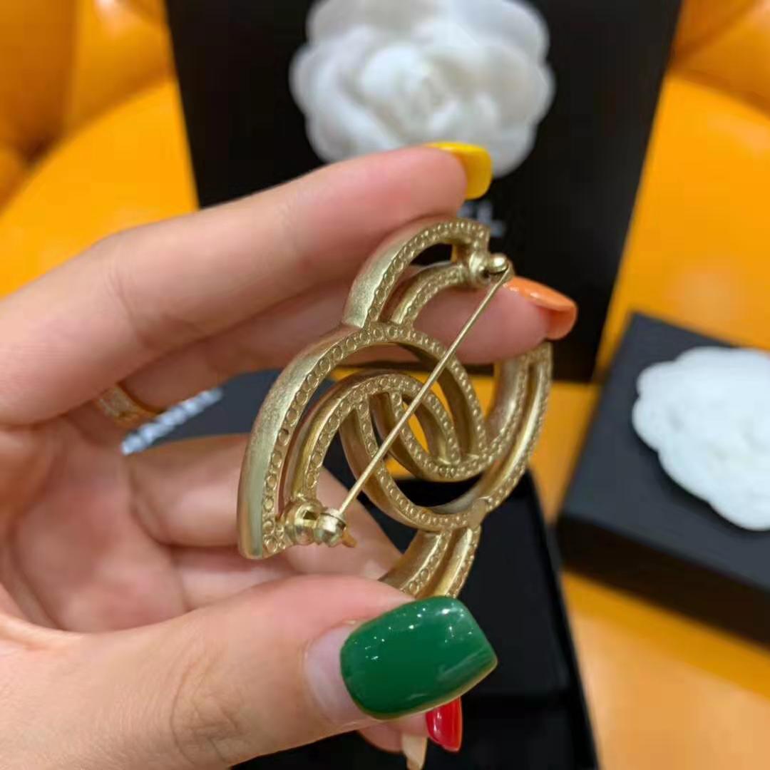 Chanel Women Brooch in Metal & Diamantés-Gold
