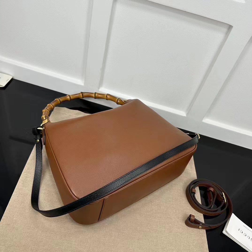 Gucci Women Diana Medium Shoulder Bag Cuir Leather Double G