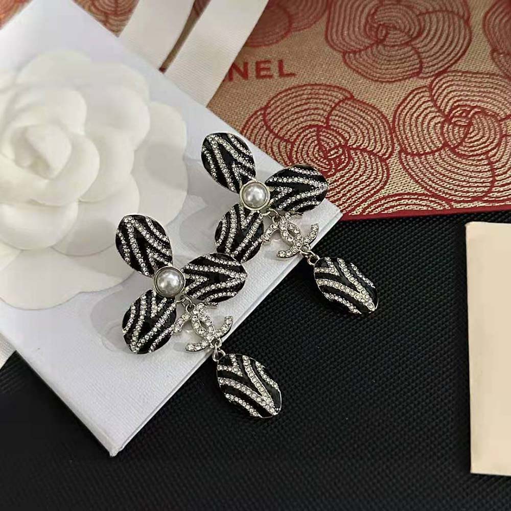 Chanel Women Clip-on Pendants in Metal Glass Pearls and Strass