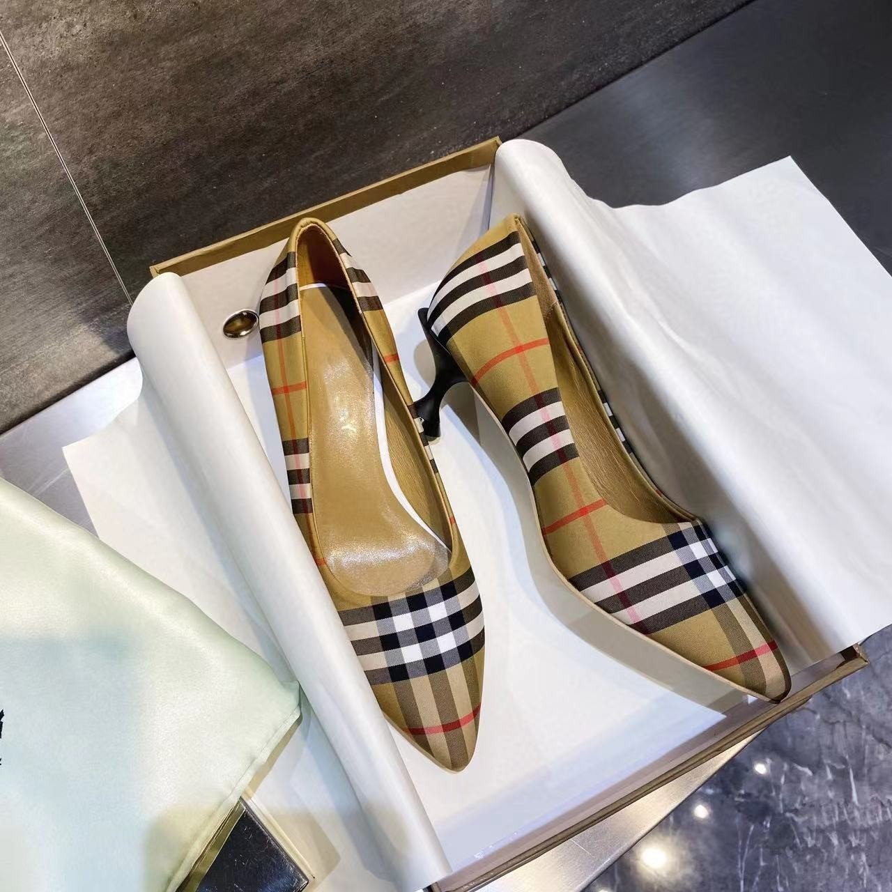 New Fashion Classic Plaid Pointed High Heels 1024010903