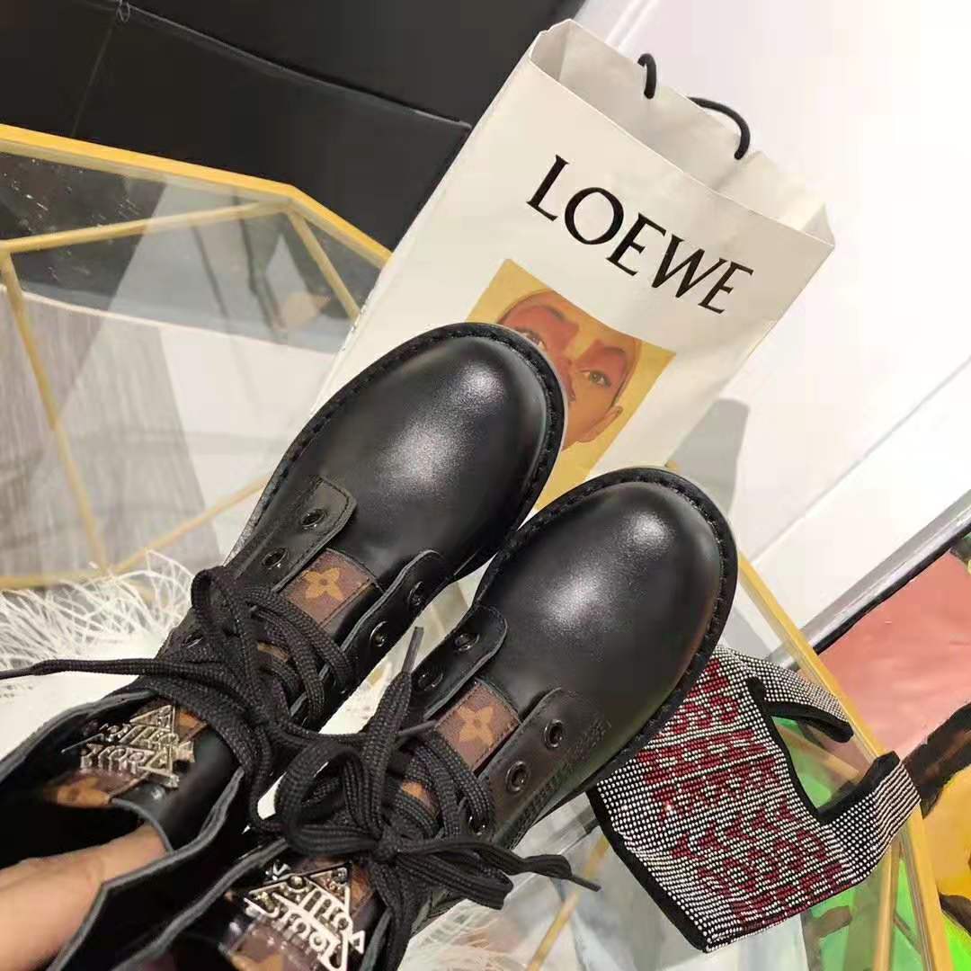 Louis Vuitton LV Women LV Metropolis Ranger in Calf Leather with A Soft Tongue-Black