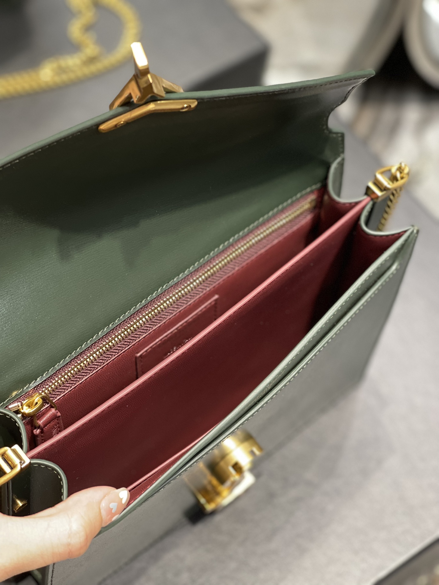 Saint Laurent Cassandra Medium Chain Bag In Grain De Poudre Embossed 22cm 0425020809