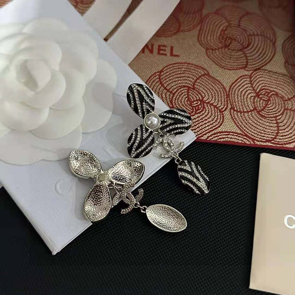 Chanel Women Clip-on Pendants in Metal Glass Pearls and Strass